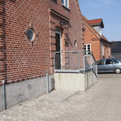 SLP Model B platform lift