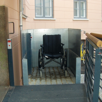 SLP Model B platform lift